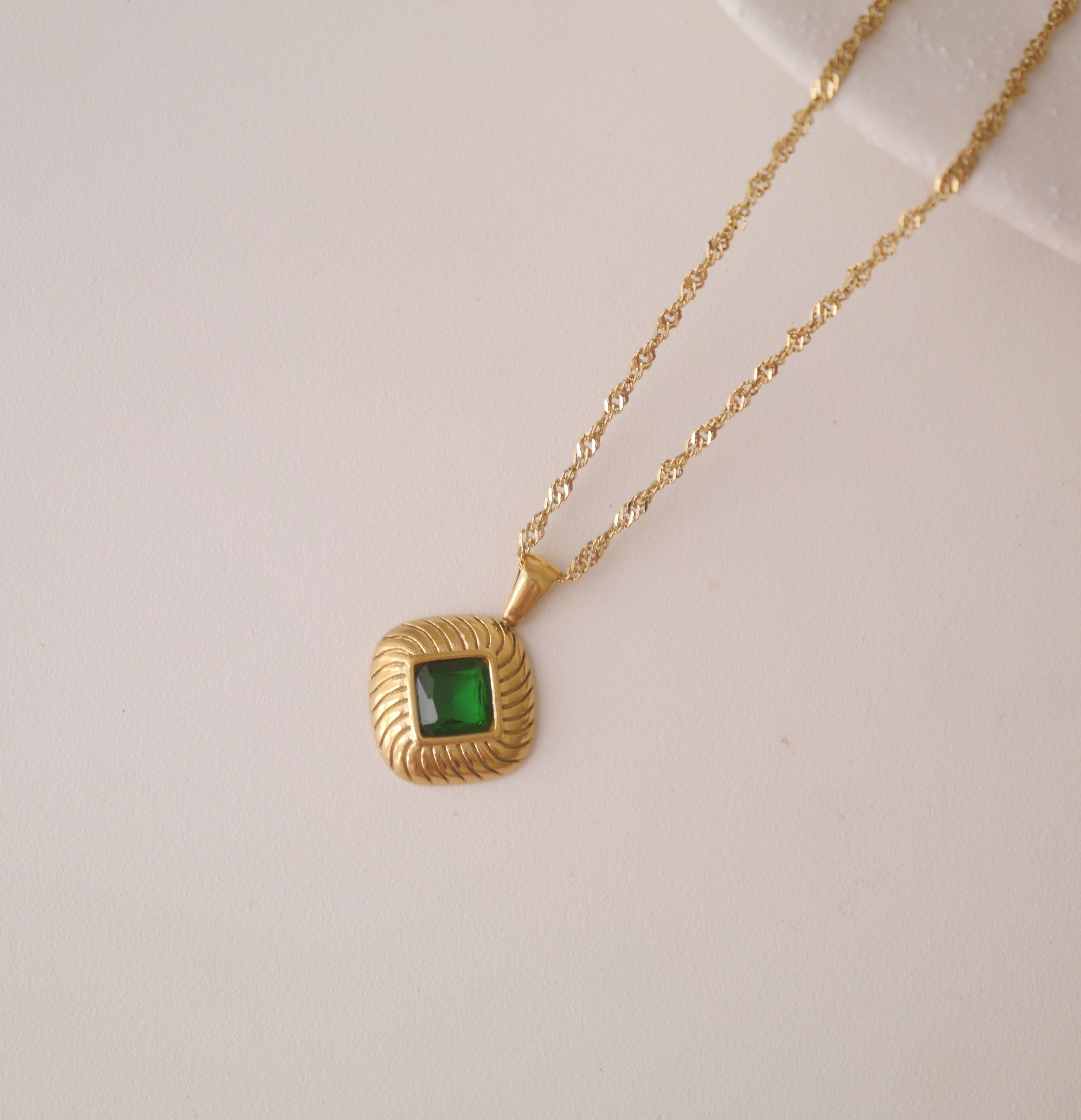 EMERALD GLOW PENDANT NECKLACE