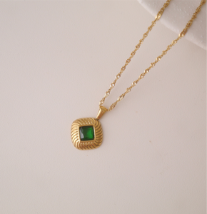 EMERALD GLOW PENDANT NECKLACE