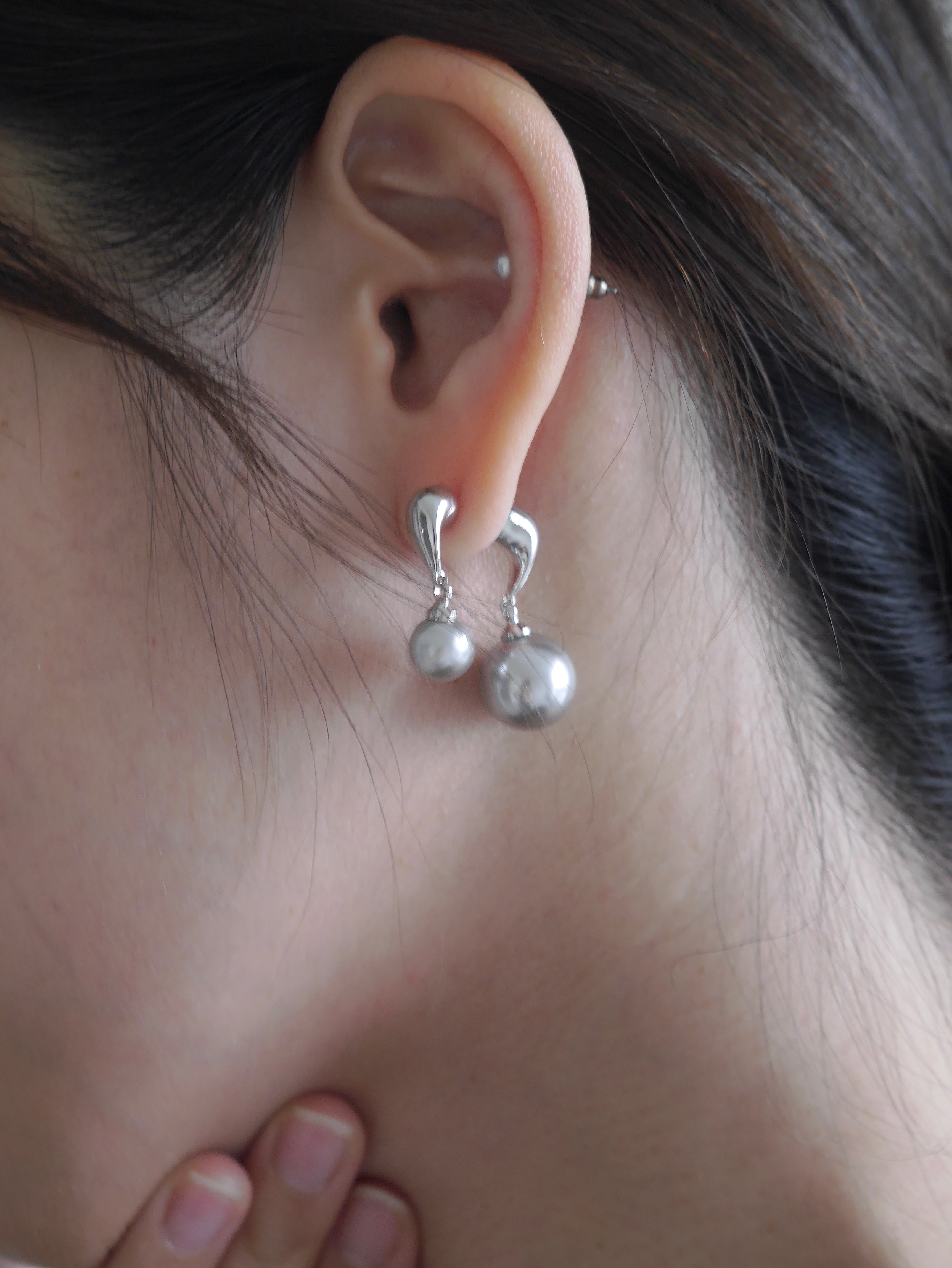MIDNIGHT TIDE PEARL EARRINGS