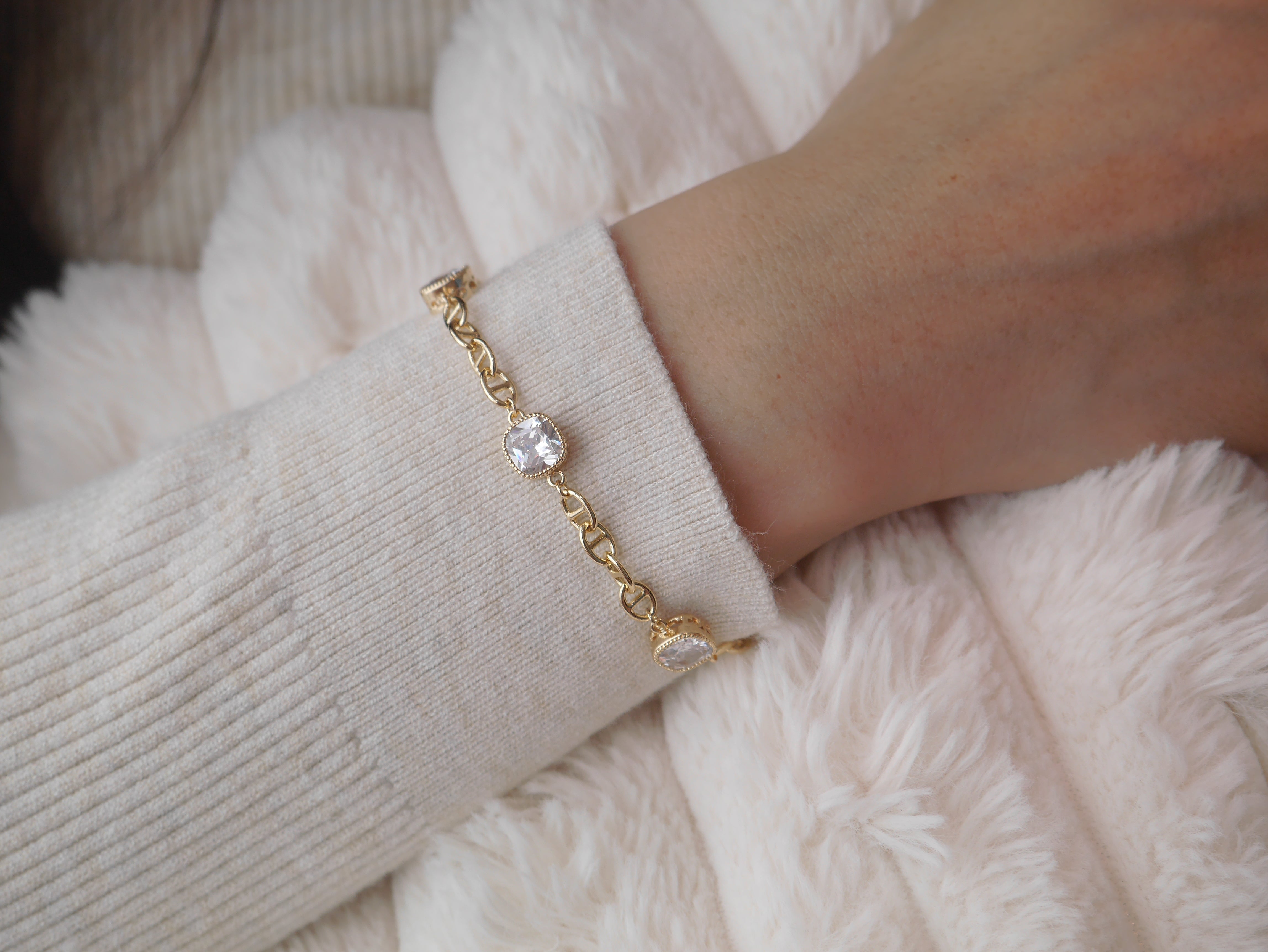 JENNIE STATEMENT BRACELET