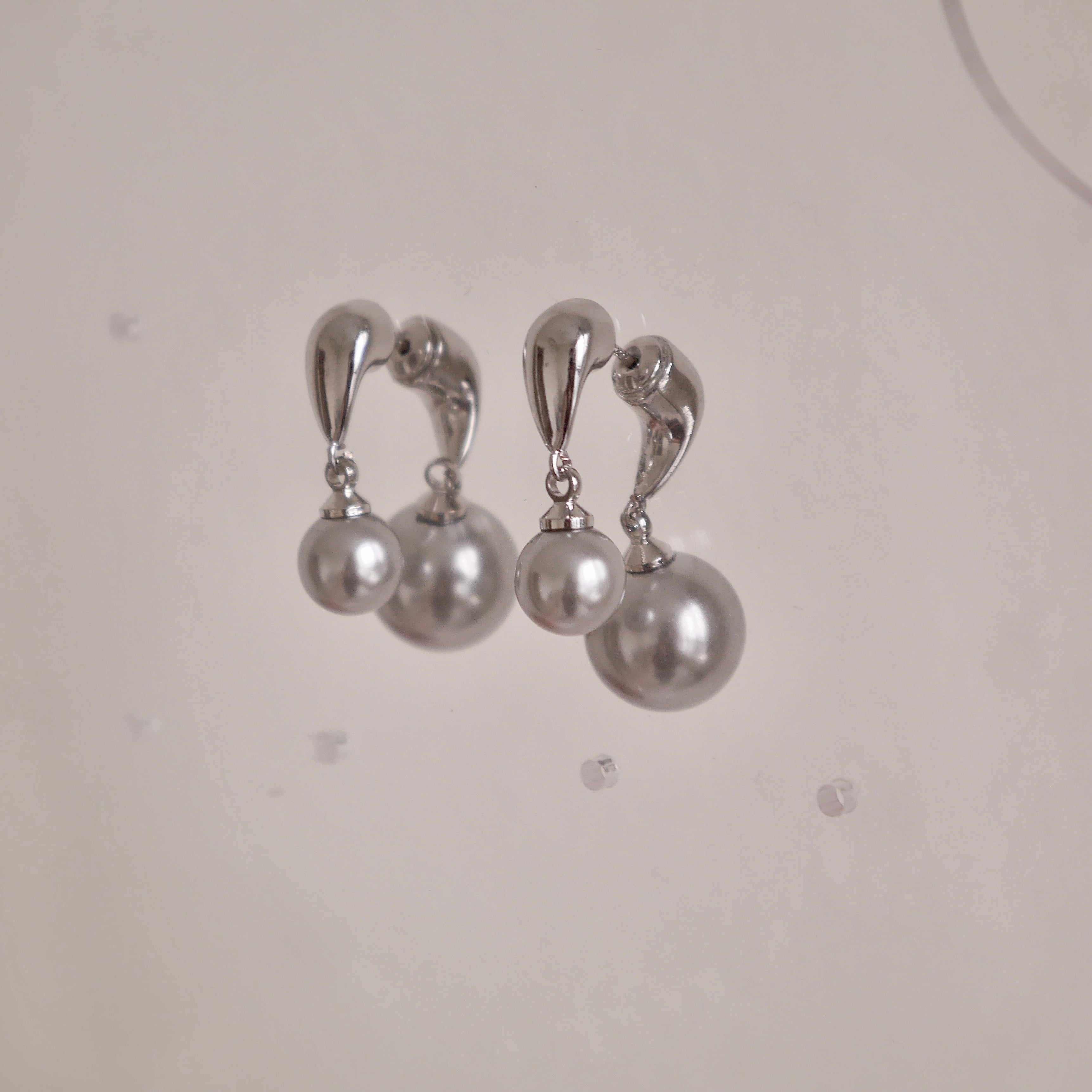 MIDNIGHT TIDE PEARL EARRINGS