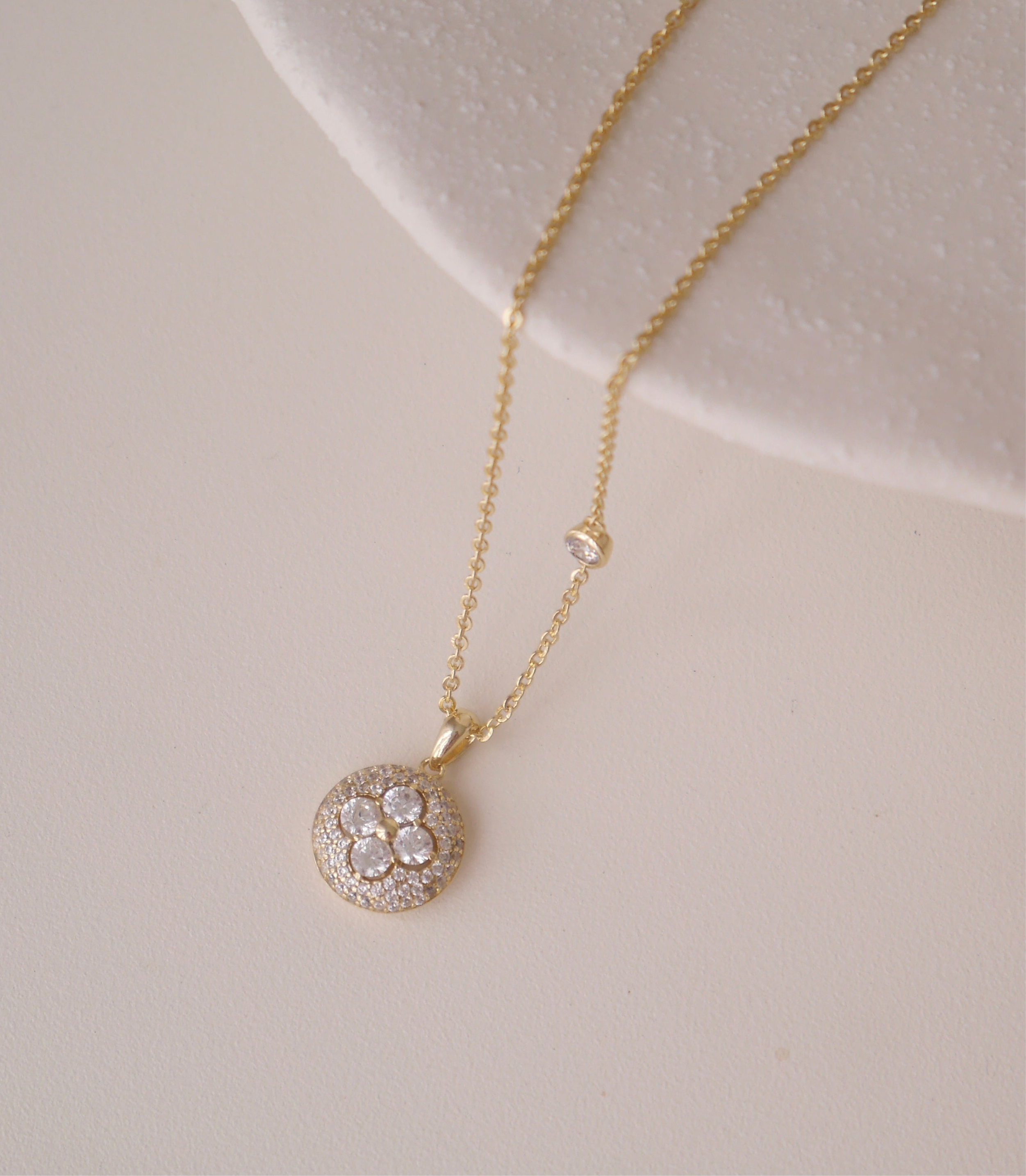 CLOVER ROUND PENDANT NECKLACE