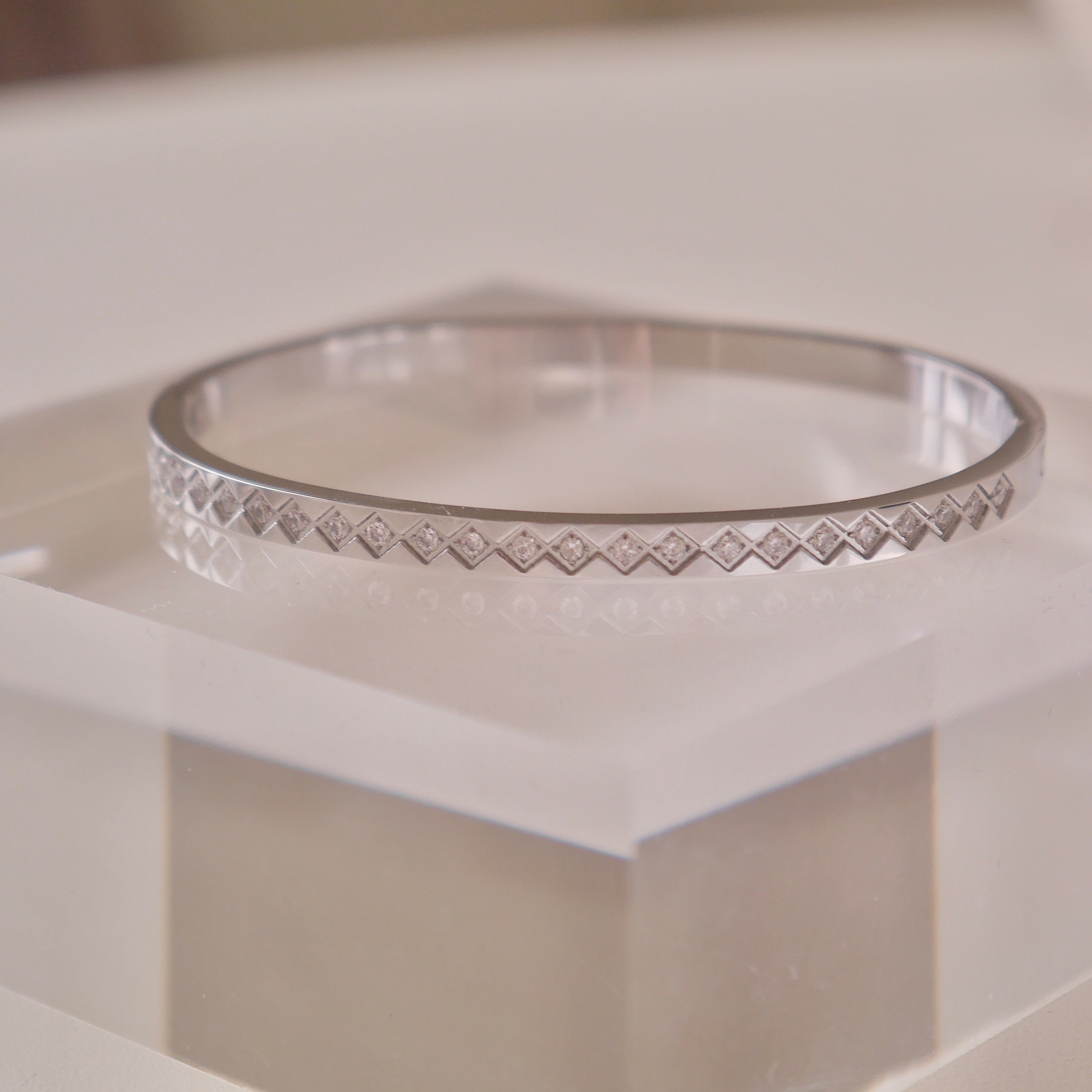 SILVARA BANGLE