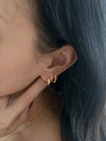 Load image into Gallery viewer, MAUVE HUGGIE HOOPS
