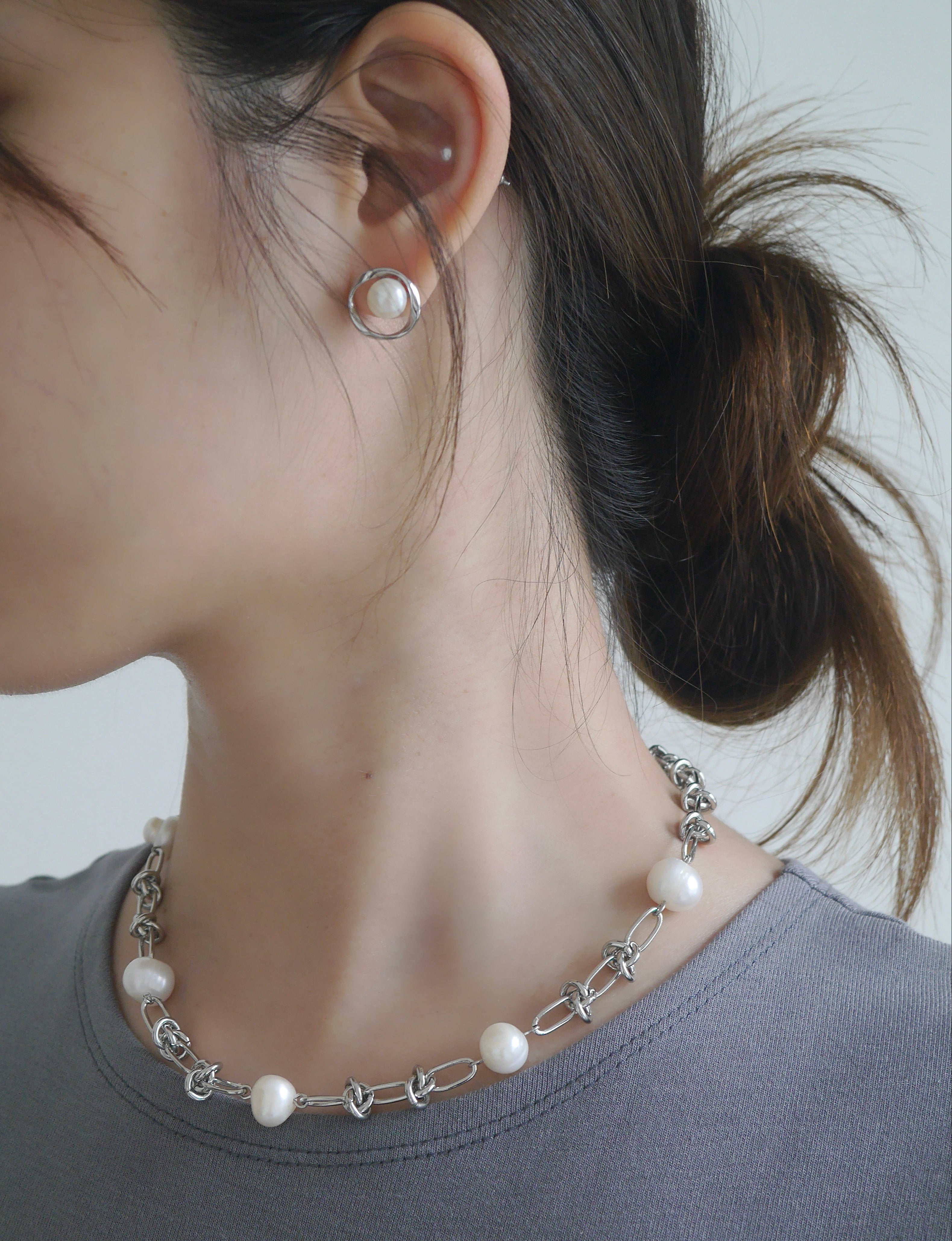 MOONLIT CHUNKY PEARL NECKLACE