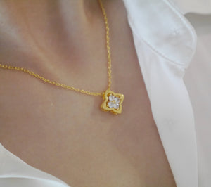 CLOVER CRYSTAL PENDANT NECKLACE
