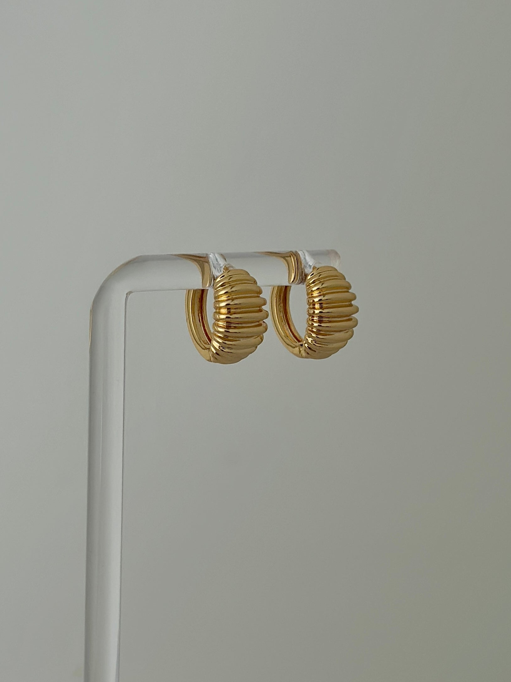 RIBBED HUGGIE HOOP EARRINGS