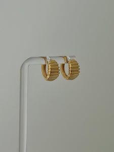 RIBBED HUGGIE HOOP EARRINGS