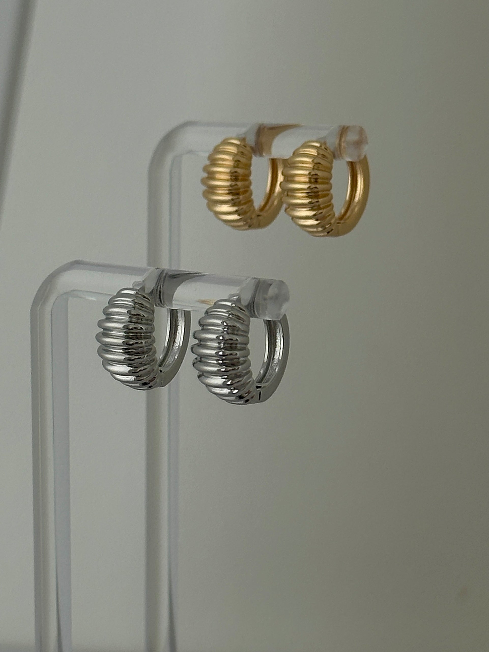 RIBBED HUGGIE HOOP EARRINGS