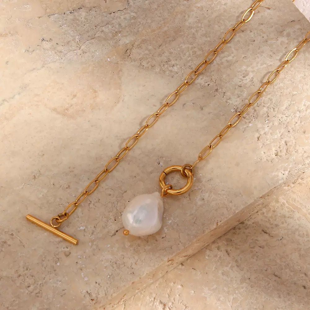 SOLEIL TOGGLE PEARL NECKLACE