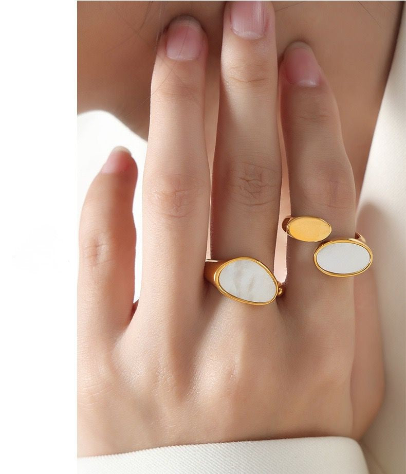 OVAL SIGNET PEARL RING