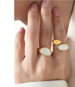 Load image into Gallery viewer, OVAL SIGNET PEARL RING
