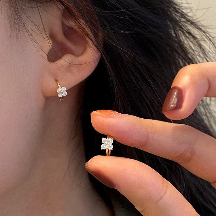 DAINTY CLOVER HUGGIE HOOPS