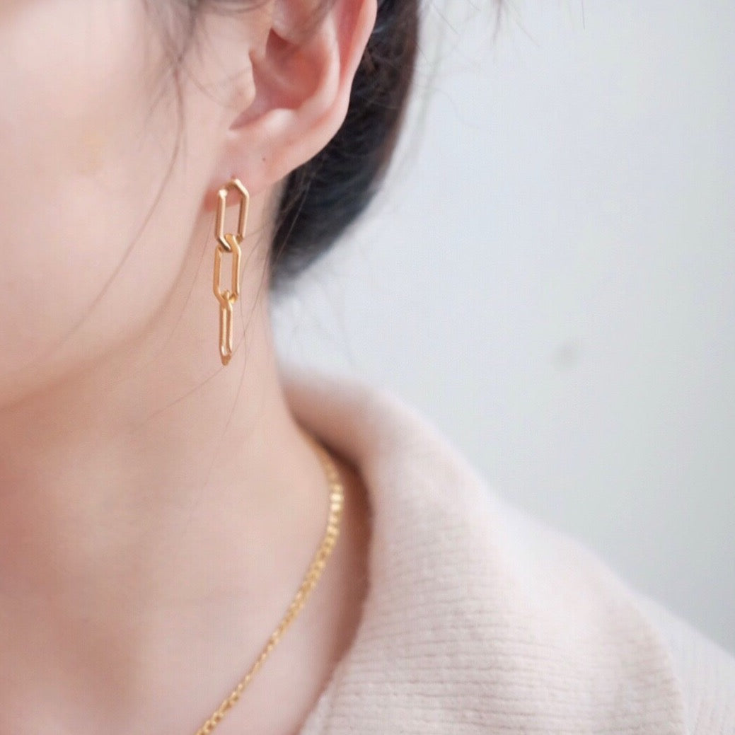 GOLD CHAIN EARRING