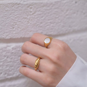 MARGOT SIGNET RING